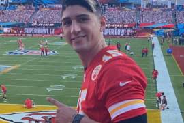 Alan Pulido está en primera fila disfrutando el Super Bowl