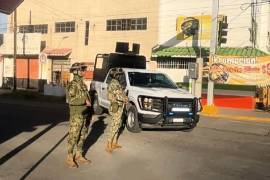 Elementos de la Secretaría de Marina y de la Fiscalía General de la República mantienen acordonada la zona Centro tras los cateos realizados como parte de un operativo federal.