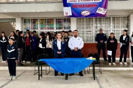 El director del mando coordinado policial, Salvador Alejandro Rivera, y la delegada, Judith Olivares, acudieron a la secundaria María Guadalupe Zúñiga Díaz. FOTO: CORTESÍA