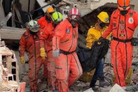 Los equipos de rescate mantienen jornadas ininterrumpidas entre los escombros, donde continúan las labores de búsqueda y recuperación de víctimas tras el terremoto.