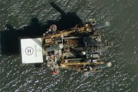 Una plataforma de la empresa Enterprise Offshore Drilling puede apreciarse en esta imagen del martes 31 de agosto de 2021 tomada desde una aeronave por la Oficina Nacional de Administración Oceánica y Atmosférica (NOAA) tras el paso del huracán Ida, en el Golfo de México. AP/NOAA