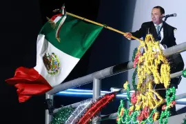 El alcalde Emilio De Hoyos Montemayor encabeza el protocolo del Grito de Independencia y vitorea a los héroes patrios desde la explanada de la Macroplaza de Acuña. FOTOS: CORTESÍA