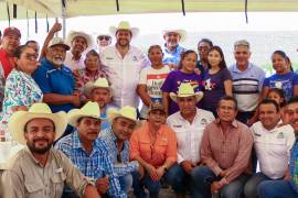 Familias beneficiarias recibieron pollitas vacunadas y alimento especializado, como parte del Programa de Aves de Traspatio impulsado por el Gobierno Municipal de Ramos Arizpe.