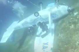 Avioneta se desploma en pleno mar de Cozumel; piloto sobrevive tras sufrir una crisis nerviosa por el accidente.