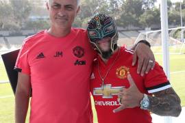 Rey Mysterio se toma la del recuerdo con José Mourinho