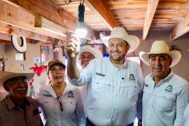 Alcalde entrega baterías solares a familias de Ramos Arizpe