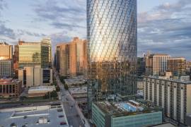 Apenas el mes pasado el multimillonario español Amancio Ortega compró la torre 727 West Madison, en Chicago.