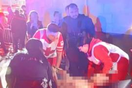 Paramédicos de la Cruz Roja brindaron atención prehospitalaria al hombre lesionado.