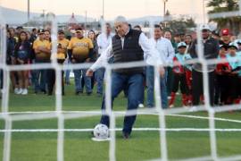 Dos canchas de futbol 7 y una de beisbol, fueron inauguradas este martes por el alcalde José María Fraustro Siller.