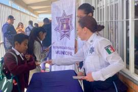 Elementos de Seguridad Pública impartieron la plática “La responsabilidad de ser padres” en la Escuela Primaria Lorenzo Medina Martínez, donde también se brindó asesoría directa a madres y padres de familia.