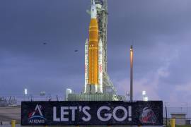 El cohete del SLS y la nave espacial Orion de la misión Artemis II sobre una plataforma de lanzamiento móvil en el Complejo de Lanzamiento 39B del Centro Espacial Kennedy en Cabo Cañaveral.