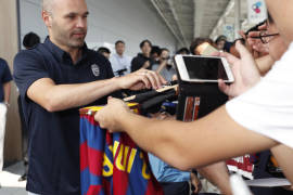 Cientos de aficionados reciben a Iniesta que está listo para debutar en Vissel Kobe