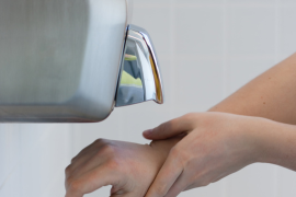 Te decimos por qué no debes usar los secadores eléctricos de los baños públicos y cuál es la mejor opción para secarte las manos después de lavarte
