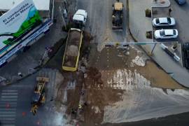 Los trabajos de excavación en la avenida Juárez forman parte del programa de Atención a Colectores 2026 y buscan sustituir una línea sanitaria colapsada en el centro de Torreón.