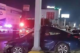 El automóvil Nissan Sentra quedó completamente destrozado tras impactarse contra un poste metálico en el periférico Raúl López Sánchez.