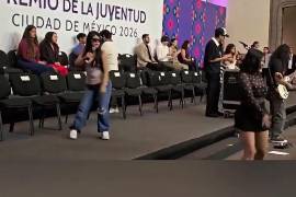 De acuerdo con los videos y testimonios que comenzaron a circular, durante la actuación se escucharon fragmentos con referencias sexuales, consumo de marihuana y expresiones consideradas por algunos usuarios como poco apropiadas .