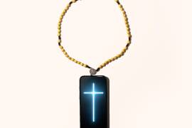 Un teléfono inteligente transformado en objeto de devoción mediante una cruz luminiscente y un rosario, simbolizando la nueva “religión” tecnológica.