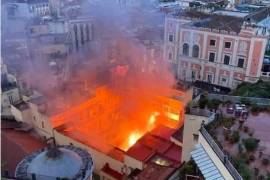 Los equipos de emergencia confirmaron que el teatro sufrió graves daños estructurales.