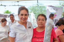 La presidenta honoraria del DIF, Teresita Escalante, encabezó la jornada de servicios en la zona rural.
