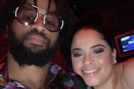 Esposa de Earl Thomas le apunta con un arma... ella lo encontró en medio de una fiesta sexual