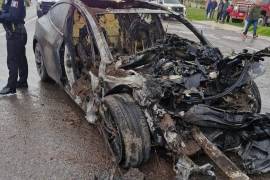 El vehículo, con placas 38-Y750A, se desvió hacia la vía opuesta, colisionando de frente contra una camioneta en la que viajaban tres personas, dos hombres y una mujer