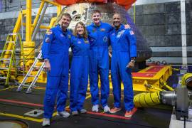 Los miembros de la tripulación de ma misión Artemis II en una foto grupal después de observar la nave espacial Orion en la cubierta de pozo del USS John P. Murtha, en el Océano Pacífico.