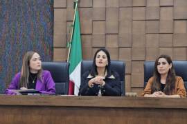 Representantes del Congreso y la UIA Torreón anuncian el diplomado gratuito con perspectiva de género.