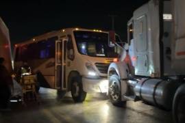 Choque entre tráiler y camión de personal deja tres heridos en carretera a Zacatecas