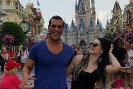 Alberto del Rio fue apuñalado por defender a su novia