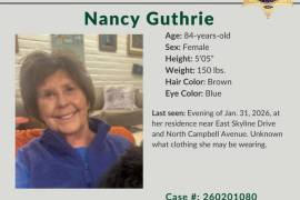 Esta imagen deel lunes 2 de febrero de 2026, se muestra una alerta de persona desaparecida para Nancy Guthrie.