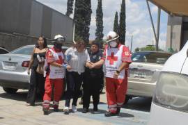 Paramédicos de la Cruz Roja brindaron primeros auxilios a la empleada tras presentar signos de intoxicación en su lugar de trabajo.