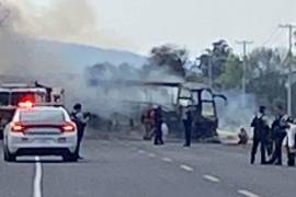 Cerca de las 14:30 horas se incendió un camión de pasajeros en la carretera Yuriria-Salvatierra, ubicada en los alrededores de la comunidad Cupareo, en Guanajuato.