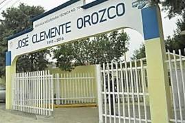 Familiares de la estudiante denunciaron presuntas irregularidades por parte de directivos del plantel, señalando que se habrían retirado teléfonos celulares para borrar evidencias de la agresión.