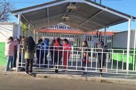 Los padres de familia se reúnen frente a la escuela primaria Ricardo Flores Magón para exigir la destitución de una maestra acusada de agresiones.