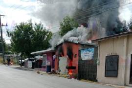 Elementos de Bomberos y Protección Civil trabajaron para controlar el incendio que consumió casi por completo una vivienda ubicada sobre la calle Río Bravo, en la colonia 28 de Junio, de Piedras Negras.