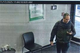 Esta imagen, proporcionada por el Departamento de Policía de Providence, muestra imágenes de vigilancia de Claudio Neves Valente, sospechoso del tiroteo masivo en la Universidad de Brown.