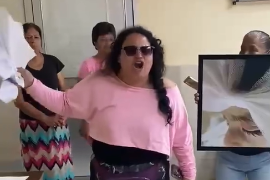 Rosy Uribe acudió este lunes 7 de septiembre a las instalaciones del IMSS de San Pedro para exigir justicia por la muerte de su hija María Luciana.