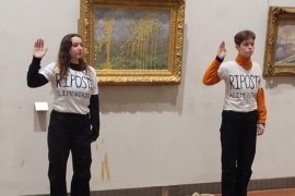 Par de activistas se presentaron en el Museo de Bellas Artes de Lyon, en Francia, y arrojaron sopa a un cuadro de Monet.