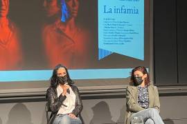 La periodista mexicana Lydia Cacho, exiliada en España por amenazas de muerte en su país, México, junto a la actriz Marta Nieto, durante la presentación de la obra de teatro “Infamia”. EFE/Carmen Martín Martín