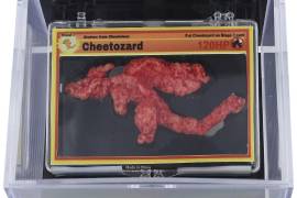 Esta foto sin fecha facilitada por Goldin Auctions muestra un Cheeto con forma del Pokémon Charizard que se ha subastado por 87 mil 840 dólares