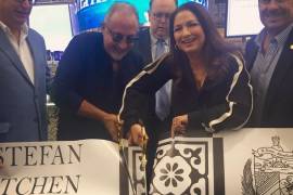 Gloria y Emilio Estefan llevan comida cubana al aeropuerto de Miami