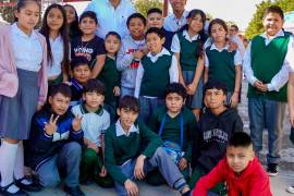 Autoridades municipales entregaron recursos directos a escuelas para mejorar infraestructura y equipamiento.