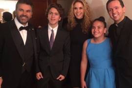 Lucero y sus hijos acompañan a Mijares durante concierto sinfónico en Bellas Artes