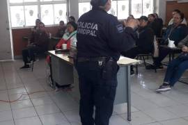 Docentes de la colonia San Felipe reciben capacitación de la Policía Municipal de Torreón.