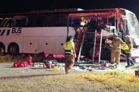 La zona del accidente fue acordonada por autoridades mientras peritos realizaban el levantamiento de los cuerpos e iniciaban las investigaciones.