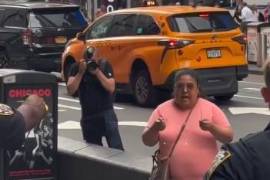 La situación se volvió especialmente tensa cuando la mujer comenzó a amenazar a los oficiales y se negó repetidamente a obedecer sus órdenes.