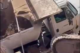 Un camión de volteo quedó atrapado luego de que el terreno cediera en calles del fraccionamiento Pedregal del Valle, en Torreón; habitantes reportaron preocupación por las condiciones del sector.