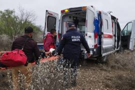 Paramédicos de Bomberos de Nava brindaron atención de emergencia a un joven que resultó gravemente herido tras caer de un tren en movimiento en la estación El Gavilán.