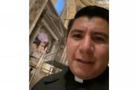 El sacerdote saltillense Héctor Pérez, muestra el lugar donde será colocado el Nacimiento en la Capilla del Vaticano, con la Catedral de Saltillo como fondo.