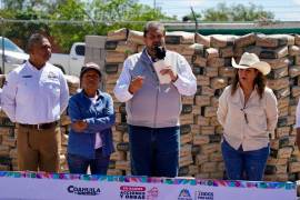 El Gobierno Municipal de Ramos Arizpe realizó entregó material para la construcción de una explanada comunitaria.